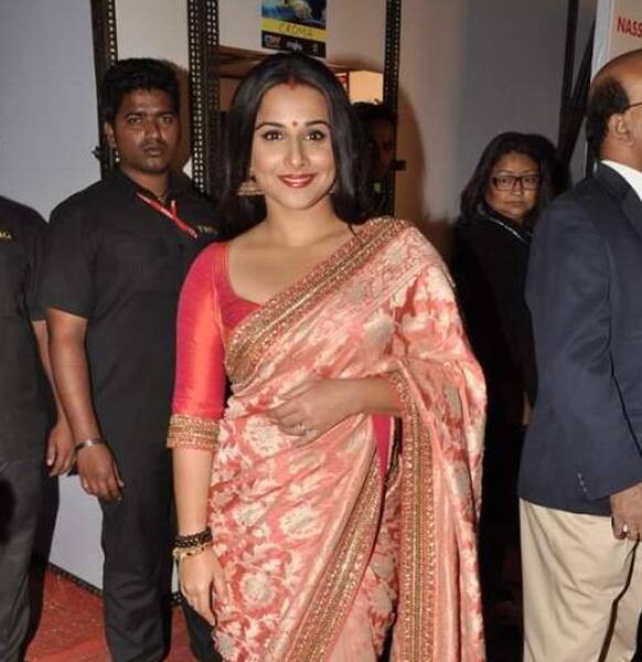'Parineeta' Vidya Balan looked beaming when the shutterbugs caught her during the Mumbai Police Show titled 'Umang'. (Pic Courtesy: Pinkvilla)