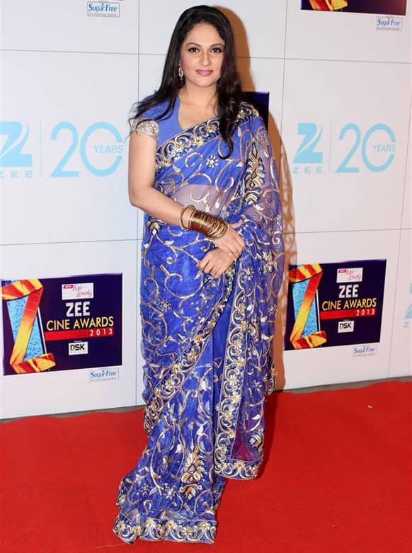 Gracy Singh chose to go the perfect Indian way. With bangles and a gold and blue saree, the actress looks stunning.