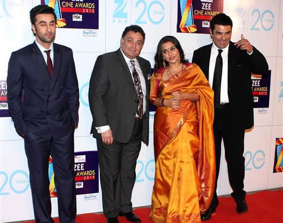 Mrs. Vidya Balan, in one of her first post-wedding public appearances, looks all aglow with marital felicity. Along with husband Siddharth Roy Kapur, Rishi Kapoor and Ranbir Kapoor, Vidya looks gorgeous in a Sabyasachi sari.
