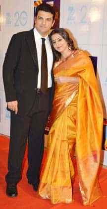 Mrs. and Mr. Vidya Balan - okay, Mr. and Mrs. Siddharth Roy Kapur, strike a candid husband-wife pose on the Red Carpet.