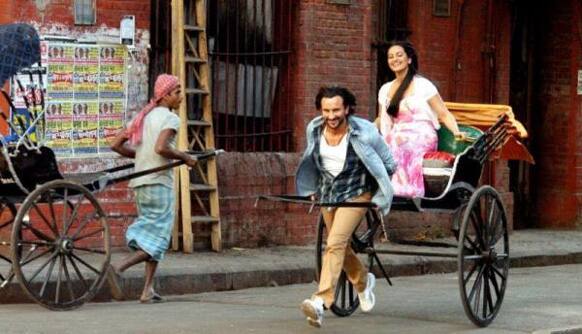 In this picture from Saif Ali Khan and Sonakshi Sinha's 'Bullet Raja', Saif pulls a hand-drawn rickshaw while Sonakshi clearly seems to be enjoying the ride!