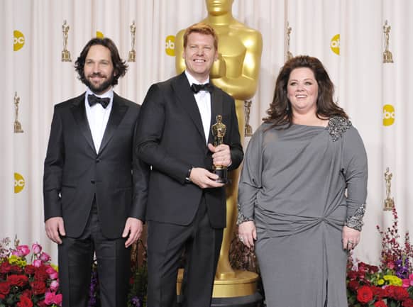 Presenters Paul Rudd, left, and Melissa McCarthy, right, pose with director John Kahrs winner of the award for best animated short film for