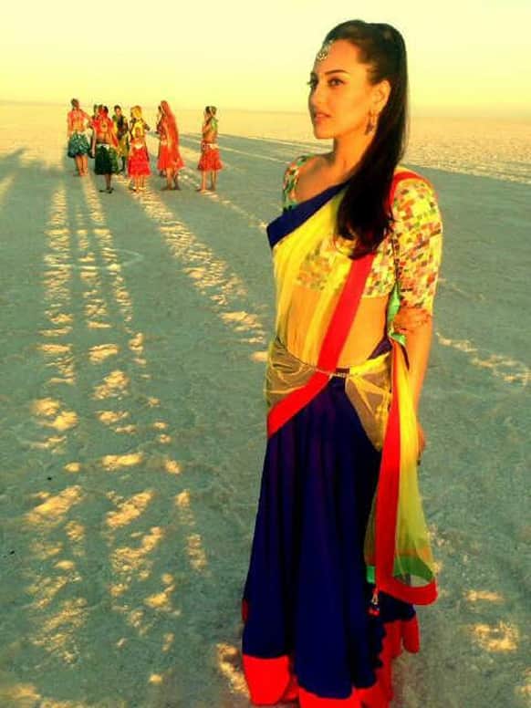 Sonakshi Sinha was recently snapped by Shahid Kapoor in Bhuj where the two are shooting for 'Rambo Rajkumar'.