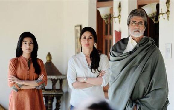 Amrita Rao, Kareena Kapoor and Amitabh Bachchan shooting for Prakash Jha's 'Satyagrah' in Bhopal.
