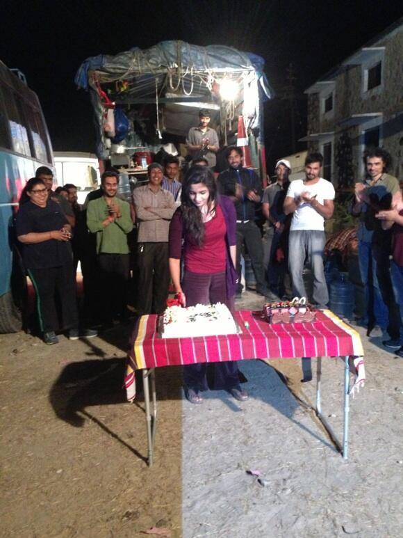 Alia Bhatt celebrates her birthday on the sets of her upcoming movie 'Highway'. Image Courtesy: @MaheshNBhatt