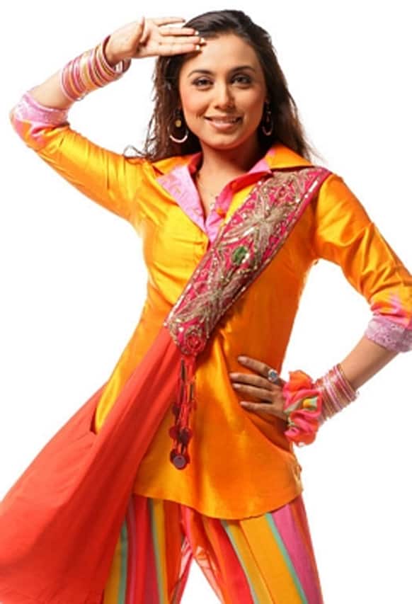 'Bunty aur Babli' required her to play a colorful and vivacious con woman. To look the part, Rani draped herself with bright garb.