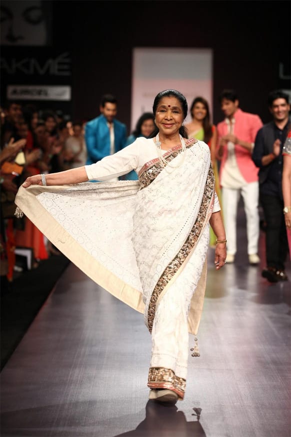 The legendary singer Asha Bhosle, clad in a Manish Malhotra creation, walks the ramp for the designer at the ongoing Lakme Fashion Week.