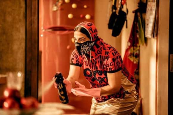 In this still from 'Ghanchakkar', Vidya Balan looks so much a housewife... Umm... With a disastrous fashion sense, though!