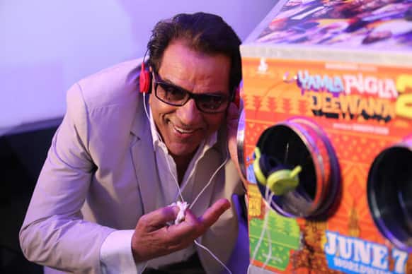 Dharmendra is thrilled after watching the trailer of YPD 2 through the bioscope at the launch of the official launch.