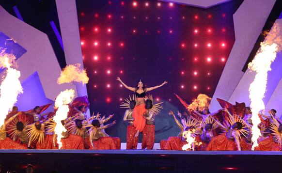 She is prettily dressed for the dance act in orange harem pants and a black blouse. Image courtesy: Ravi Shanker Tulsan/Red Chillies Entertainments