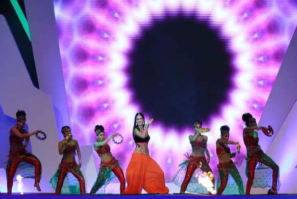 That's Katrina shaking her flat belly to the beats of