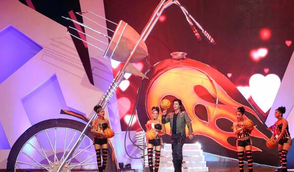 The arena where Cricket meets Bollywood - IPL - had ample share of fun and festivities in its opening act. Image courtesy: Ravi Shanker Tulsan/Red Chillies Entertainments