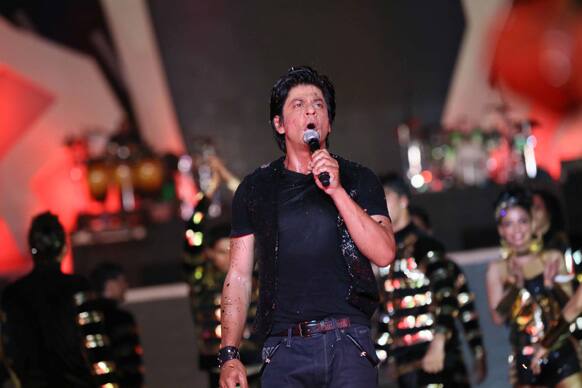 SRK treated his fans and the audience to an electrifying performance. Image courtesy: Ravi Shanker Tulsan/Red Chillies Entertainments