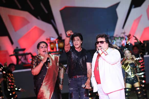 Usha Uthup, Shah Rukh Khan and Bappi Lahiri made the audience groove to the beats of their song! Image courtesy: Ravi Shanker Tulsan/Red Chillies Entertainments