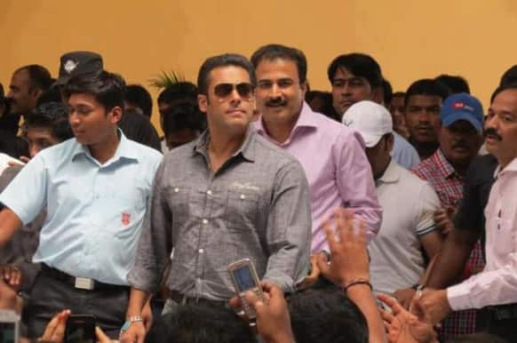 Salman Khan was recently spotted at the Sanjay Ghodawat College where he is shooting for his upcoming film 'Mental'.