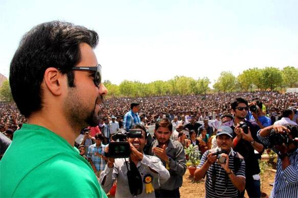Emraan Hashmi looks at the sea of people that greeted him in Gujarat where the actor had been to for the promotion of his upcoming 'Ek Thi Daayan'.