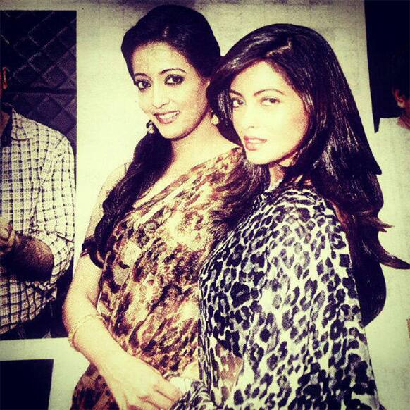 Riya and Raima Sen were captured for the cameras at a film's party. Pic courtesy: @raimasen Twitter page
