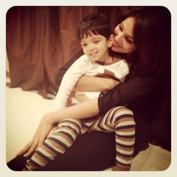 Bipasha Basu spends time with her best friend's children. Pic Courtesy: Bipasha Basu on Twitter.