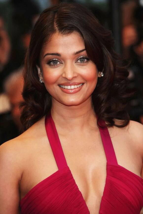 Dressed in a Roberto Cavalli fuschia gown with a plunging neckline, Aishwarya was accompanied by Amitabh and Abhishek Bachchan for the Cannes in 2008.