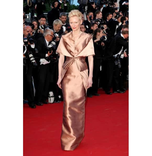Looking at Tilda Swinton`s ill-fitted gown, it seems that she has wrapped around a shiny cloth.