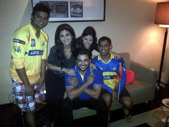Shilpa Shetty with Mahendra Singh Dhoni, Sakshi Dhoni, Suresh Raina and R Madhavan. Image courtesy: @TheShilpaShetty