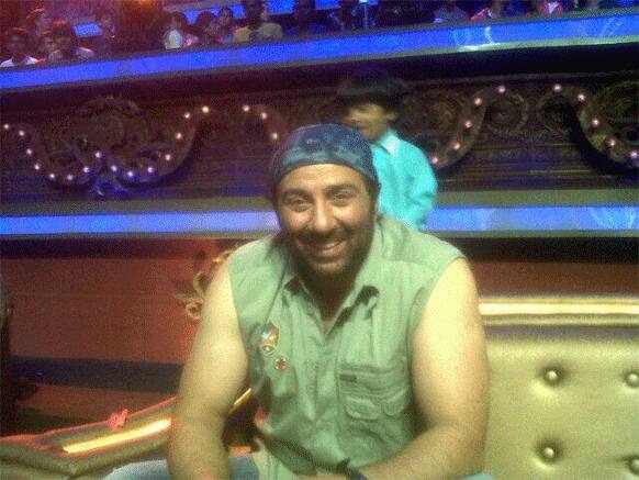 Sunny Deol was captured by the shutterbugs while promoting 'Yamla Pagla Deewana' on the sets of Zee TV's show.