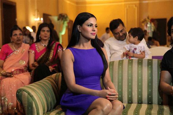 Bollywood starlet Veena Malik recently made an apperance at an Indian wedding. (Pic courtesy: @iVeenaMalik)