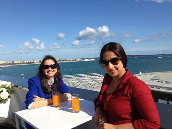 Famous film critic and journalist Anupama Chopra enjoying a conversation with Vidya Balan at Cannes 2013.