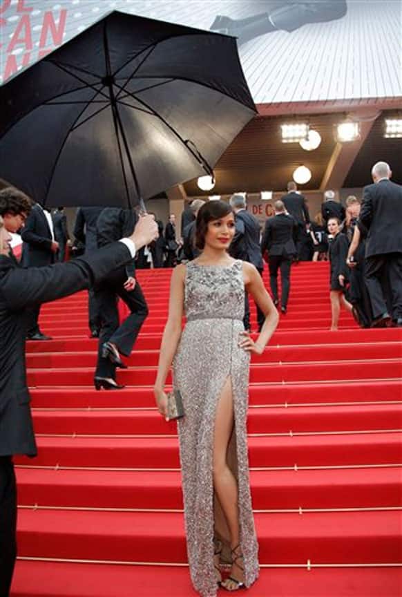 Freida Pinto sported a beaded Sanchita gown to attend the Jeune & Jolie screening on Day 2 of Cannes 2013. The side knot, red lips, dramatic hair clips, Jimmy Choo sandals and the Oscar box clutch made her look delightful.