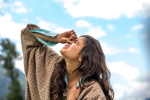 Glam doll turned village belle, Alia Bhatt, takes a closer look at the sky on the sets of 'Highway'.