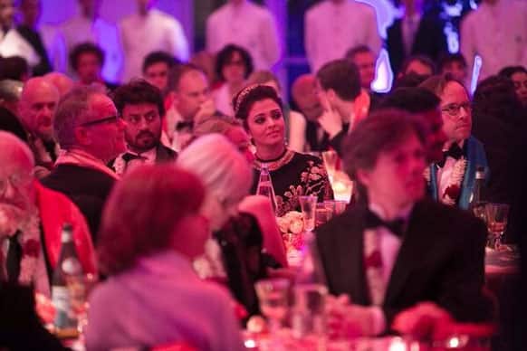 Can you spot Irrfan Khan and Aishwarya Rai Bachchan at the Cannes 2013 gala dinner? We can. Have a closer look at this picture. (Pic courtesy: @irrfan_k )