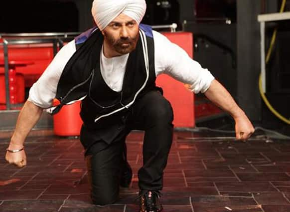 Sunny Deol all set for action in this still from ‘Yamla Pagla Deewana 2’.