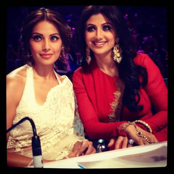 Bipasha Basu wished Shilpa Shetty birthday by tweeting this pic. The accompanying tweet read “Happy Birthday Hottie @TheShilpaShetty !Wish u happiness forever!Hugs!” Image Courtesy: @bipsluvurself