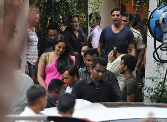 Sonakshi Sinha nearly got mobbed while she was shooting for 'Pistol'.