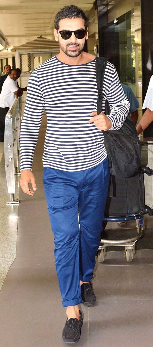 Dressed in casuals, John Abraham walks out of the Mumbai airport... Gorgeous, isn't he?