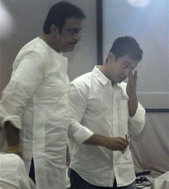 Deepak Parasher and Aamir Khan at Jiah Khan's condolence meet. The actress hanged herself at her Juhu residence June 3.