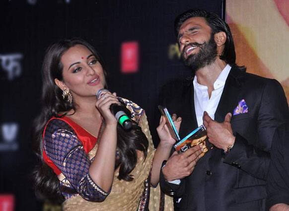 Sonakshi and Ranveer on-stage promoting 'Lootera'.