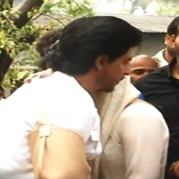 Shah Rukh Khan hugs Priyanka at her father's funeral.