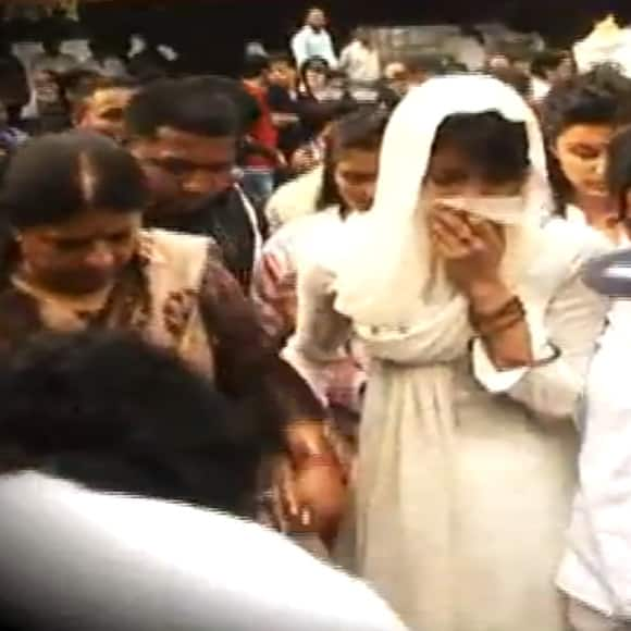 Priyanka was inconsolable at her dad's funeral.