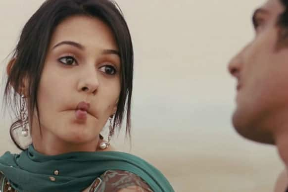 Amyra making a fish face before Prateik in this still from 'Isaaq'.