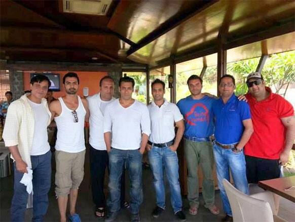 Salman Khan and Sohail Khan, along with the entire team of 'Mental', pose for a photograph.