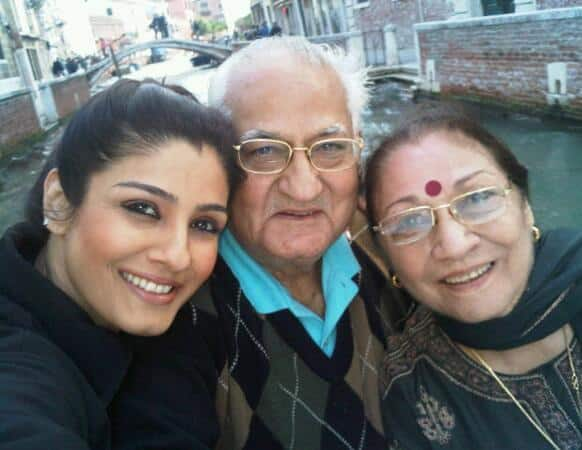 Raveena Tandon tweets a picture with her parents on a Venice trip.