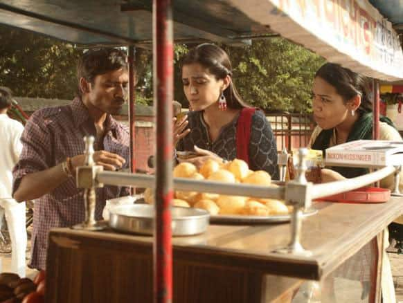 Sonam Kapoor and Dhanush enjoying some ‘chaat’ this still from ‘Raanjhanaa’.