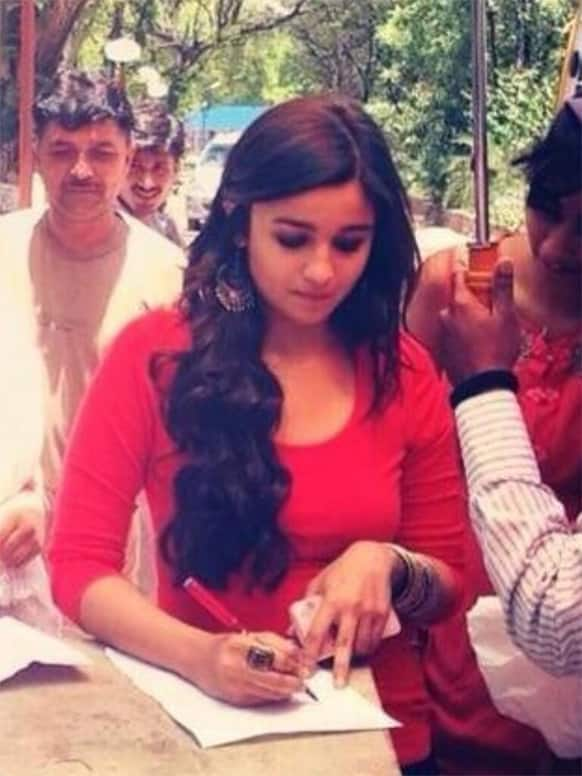 Alia Bhatt was spotted at IIM Ahmedabad, shooting for '2 States'.