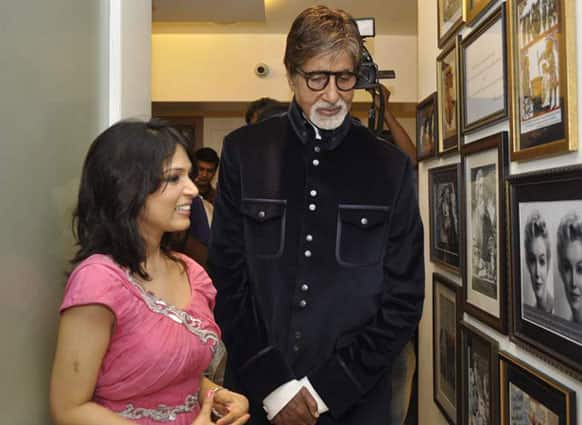 Amitabh Bachchan was the guest of honour at the launch of Dr. Jaishree Sharad's skin clinic. (Pic courtesy: Filmfare)