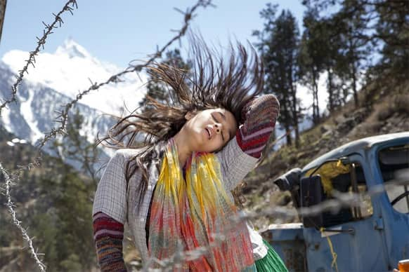 Alia Bhatt in a candid still from Imtiaz Ali's 'Highway'.