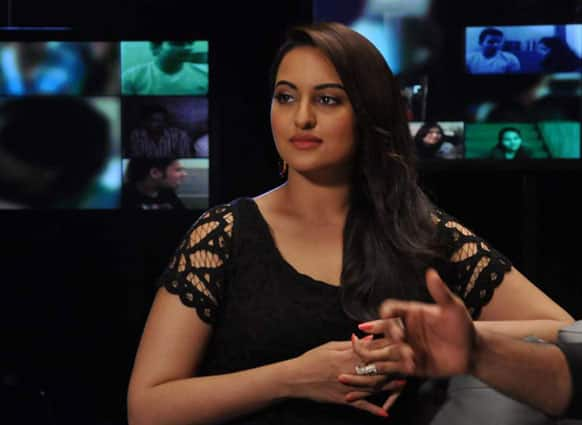 Sonakshi Sinha was spotted by the lensmen on the sets of a reality TV show. (Pic courtesy: Filmfare)