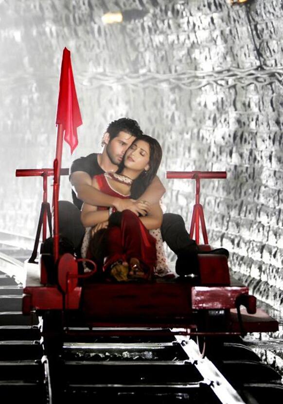 Shruti Hassan and Girish Kumar in a still from ‘Ramaiya Vastavaiya’.