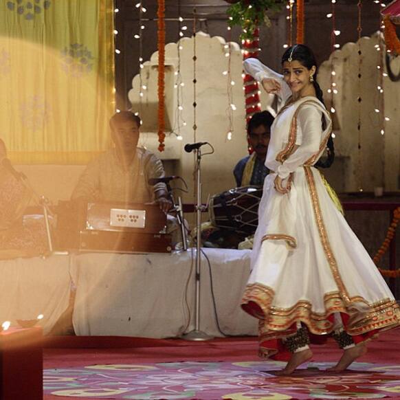 Sonam Kapoor aka Zoya shows off her dancing skills in this still from ‘Raanjhanaa’.