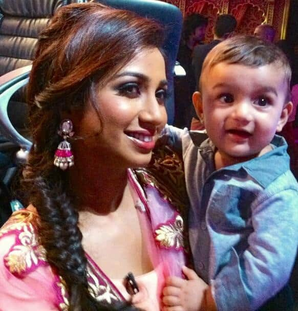 Shreya Ghoshal poses with a young fan.